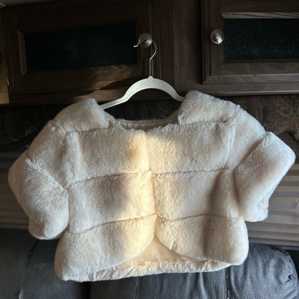 Cream Faux Fur Crop Jacket. Large.